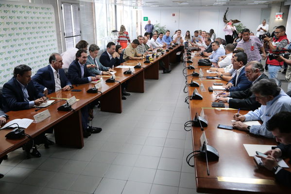 Reunión gobernantes alcaldes contingencia hidroituango
Reunión gobernantes alcaldes contingencia hidroituango
Fecha: 6 Junio 2018.
Para descargar esta fotografía en alta resolución, haga clic sobre la imagen hasta que la misma se despliegue en la pantalla completa; luego dé clic derecho y elija la opción "guardar imagen como". 
En caso de publicación por cualquier medio, solicitamos acompañarla del crédito: "Foto EPM"
Palabras clave: Reunión gobernantes alcaldes contingencia hidroituango