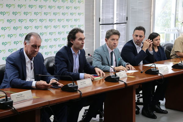 Reunión gobernantes alcaldes contingencia hidroituango
Reunión gobernantes alcaldes contingencia hidroituango
Fecha: 6 Junio 2018.
Para descargar esta fotografía en alta resolución, haga clic sobre la imagen hasta que la misma se despliegue en la pantalla completa; luego dé clic derecho y elija la opción "guardar imagen como". 
En caso de publicación por cualquier medio, solicitamos acompañarla del crédito: "Foto EPM"
Palabras clave: Reunión gobernantes alcaldes contingencia hidroituango