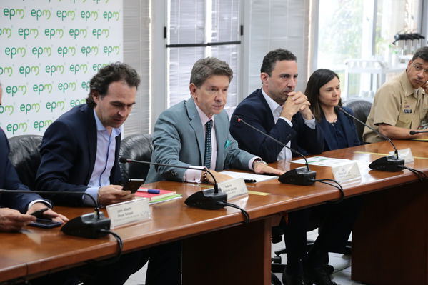 Reunión gobernantes alcaldes contingencia hidroituango
Reunión gobernantes alcaldes contingencia hidroituango
Fecha: 6 Junio 2018.
Para descargar esta fotografía en alta resolución, haga clic sobre la imagen hasta que la misma se despliegue en la pantalla completa; luego dé clic derecho y elija la opción "guardar imagen como". 
En caso de publicación por cualquier medio, solicitamos acompañarla del crédito: "Foto EPM"
Palabras clave: Reunión gobernantes alcaldes contingencia hidroituango