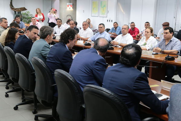 Reunión gobernantes alcaldes contingencia hidroituango
Reunión gobernantes alcaldes contingencia hidroituango
Fecha: 6 Junio 2018.
Para descargar esta fotografía en alta resolución, haga clic sobre la imagen hasta que la misma se despliegue en la pantalla completa; luego dé clic derecho y elija la opción "guardar imagen como". 
En caso de publicación por cualquier medio, solicitamos acompañarla del crédito: "Foto EPM"
Palabras clave: Reunión gobernantes alcaldes contingencia hidroituango