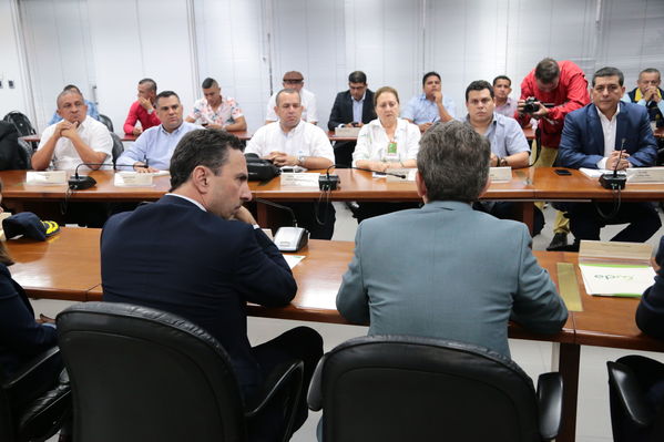 Reunión gobernantes alcaldes contingencia hidroituango
Reunión gobernantes alcaldes contingencia hidroituango
Fecha: 6 Junio 2018.
Para descargar esta fotografía en alta resolución, haga clic sobre la imagen hasta que la misma se despliegue en la pantalla completa; luego dé clic derecho y elija la opción "guardar imagen como". 
En caso de publicación por cualquier medio, solicitamos acompañarla del crédito: "Foto EPM"
Palabras clave: Reunión gobernantes alcaldes contingencia hidroituango