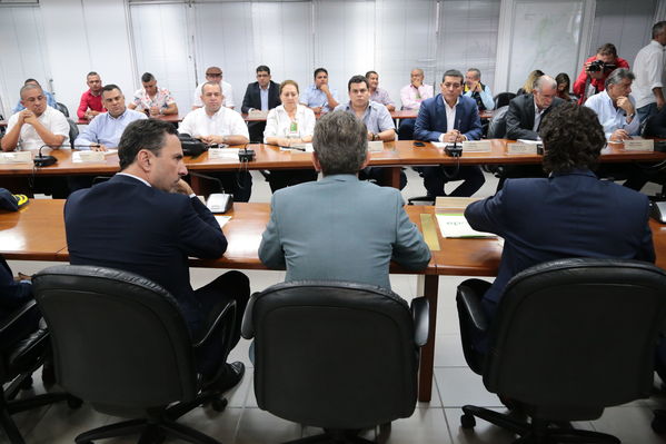 Reunión gobernantes alcaldes contingencia hidroituango
Reunión gobernantes alcaldes contingencia hidroituango
Fecha: 6 Junio 2018.
Para descargar esta fotografía en alta resolución, haga clic sobre la imagen hasta que la misma se despliegue en la pantalla completa; luego dé clic derecho y elija la opción "guardar imagen como". 
En caso de publicación por cualquier medio, solicitamos acompañarla del crédito: "Foto EPM"
Palabras clave: Reunión gobernantes alcaldes contingencia hidroituango