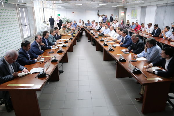 Reunión gobernantes alcaldes contingencia hidroituango
Reunión gobernantes alcaldes contingencia hidroituango
Fecha: 6 Junio 2018.
Para descargar esta fotografía en alta resolución, haga clic sobre la imagen hasta que la misma se despliegue en la pantalla completa; luego dé clic derecho y elija la opción "guardar imagen como". 
En caso de publicación por cualquier medio, solicitamos acompañarla del crédito: "Foto EPM"
Palabras clave: Reunión gobernantes alcaldes contingencia hidroituango