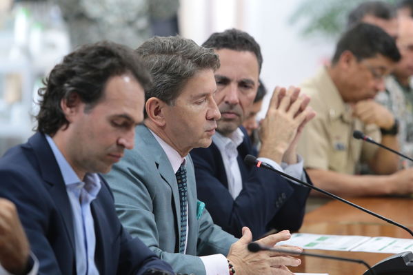 Reunión gobernantes alcaldes contingencia hidroituango
Reunión gobernantes alcaldes contingencia hidroituango
Fecha: 6 Junio 2018.
Para descargar esta fotografía en alta resolución, haga clic sobre la imagen hasta que la misma se despliegue en la pantalla completa; luego dé clic derecho y elija la opción "guardar imagen como". 
En caso de publicación por cualquier medio, solicitamos acompañarla del crédito: "Foto EPM"
Palabras clave: Reunión gobernantes alcaldes contingencia hidroituango