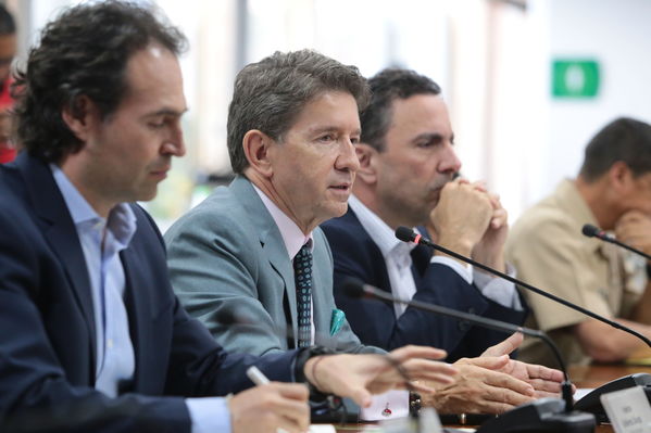 Reunión gobernantes alcaldes contingencia hidroituango
Reunión gobernantes alcaldes contingencia hidroituango
Fecha: 6 Junio 2018.
Para descargar esta fotografía en alta resolución, haga clic sobre la imagen hasta que la misma se despliegue en la pantalla completa; luego dé clic derecho y elija la opción "guardar imagen como". 
En caso de publicación por cualquier medio, solicitamos acompañarla del crédito: "Foto EPM"
Palabras clave: Reunión gobernantes alcaldes contingencia hidroituango