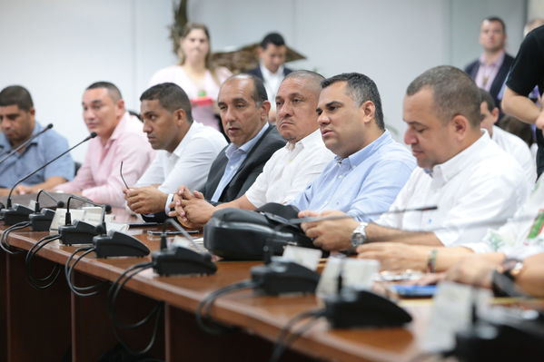 Reunión gobernantes alcaldes contingencia hidroituango
Reunión gobernantes alcaldes contingencia hidroituango
Fecha: 6 Junio 2018.
Para descargar esta fotografía en alta resolución, haga clic sobre la imagen hasta que la misma se despliegue en la pantalla completa; luego dé clic derecho y elija la opción "guardar imagen como". 
En caso de publicación por cualquier medio, solicitamos acompañarla del crédito: "Foto EPM"
Palabras clave: Reunión gobernantes alcaldes contingencia hidroituango
