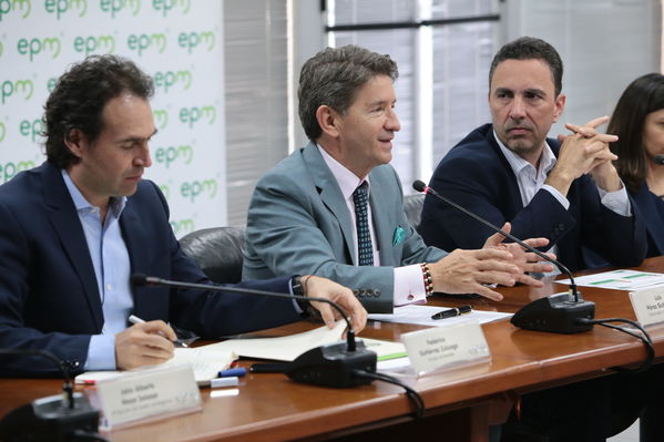 Reunión gobernantes alcaldes contingencia hidroituango
Reunión gobernantes alcaldes contingencia hidroituango
Fecha: 6 Junio 2018.
Para descargar esta fotografía en alta resolución, haga clic sobre la imagen hasta que la misma se despliegue en la pantalla completa; luego dé clic derecho y elija la opción "guardar imagen como". 
En caso de publicación por cualquier medio, solicitamos acompañarla del crédito: "Foto EPM"
Palabras clave: Reunión gobernantes alcaldes contingencia hidroituango