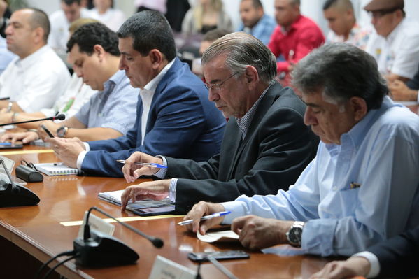 Reunión gobernantes alcaldes contingencia hidroituango
Reunión gobernantes alcaldes contingencia hidroituango
Fecha: 6 Junio 2018.
Para descargar esta fotografía en alta resolución, haga clic sobre la imagen hasta que la misma se despliegue en la pantalla completa; luego dé clic derecho y elija la opción "guardar imagen como". 
En caso de publicación por cualquier medio, solicitamos acompañarla del crédito: "Foto EPM"
Palabras clave: Reunión gobernantes alcaldes contingencia hidroituango