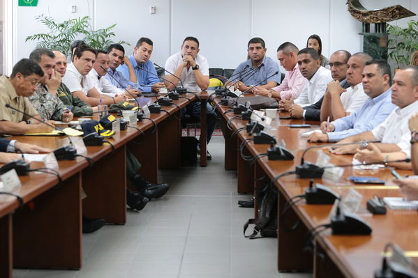 Reunión gobernantes alcaldes contingencia hidroituango
Reunión gobernantes alcaldes contingencia hidroituango
Fecha: 6 Junio 2018.
Para descargar esta fotografía en alta resolución, haga clic sobre la imagen hasta que la misma se despliegue en la pantalla completa; luego dé clic derecho y elija la opción "guardar imagen como". 
En caso de publicación por cualquier medio, solicitamos acompañarla del crédito: "Foto EPM"
Palabras clave: Reunión gobernantes alcaldes contingencia hidroituango