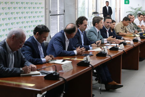 Reunión gobernantes alcaldes contingencia hidroituango
Reunión gobernantes alcaldes contingencia hidroituango
Fecha: 6 Junio 2018.
Para descargar esta fotografía en alta resolución, haga clic sobre la imagen hasta que la misma se despliegue en la pantalla completa; luego dé clic derecho y elija la opción "guardar imagen como". 
En caso de publicación por cualquier medio, solicitamos acompañarla del crédito: "Foto EPM"
Palabras clave: Reunión gobernantes alcaldes contingencia hidroituango