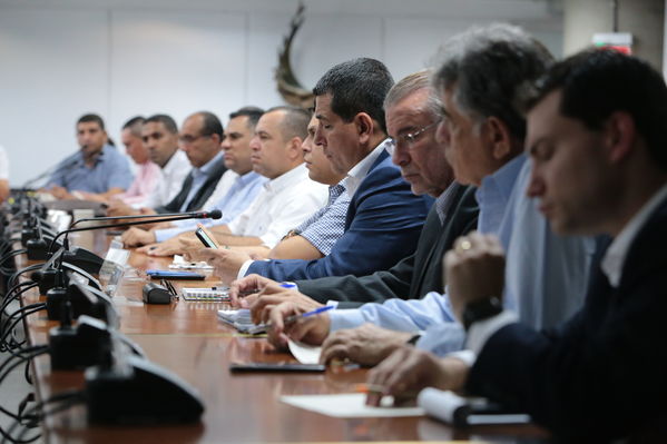 Reunión gobernantes alcaldes contingencia hidroituango
Reunión gobernantes alcaldes contingencia hidroituango
Fecha: 6 Junio 2018.
Para descargar esta fotografía en alta resolución, haga clic sobre la imagen hasta que la misma se despliegue en la pantalla completa; luego dé clic derecho y elija la opción "guardar imagen como". 
En caso de publicación por cualquier medio, solicitamos acompañarla del crédito: "Foto EPM"
Palabras clave: Reunión gobernantes alcaldes contingencia hidroituango