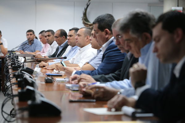 Reunión gobernantes alcaldes contingencia hidroituango
Reunión gobernantes alcaldes contingencia hidroituango
Fecha: 6 Junio 2018.
Para descargar esta fotografía en alta resolución, haga clic sobre la imagen hasta que la misma se despliegue en la pantalla completa; luego dé clic derecho y elija la opción "guardar imagen como". 
En caso de publicación por cualquier medio, solicitamos acompañarla del crédito: "Foto EPM"
Palabras clave: Reunión gobernantes alcaldes contingencia hidroituango