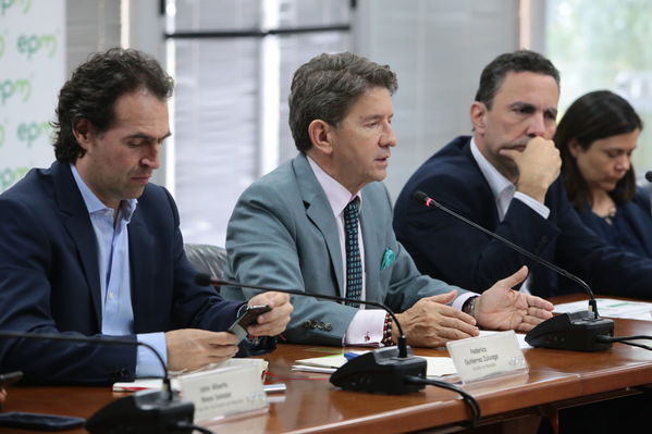 Reunión gobernantes alcaldes contingencia hidroituango
Reunión gobernantes alcaldes contingencia hidroituango
Fecha: 6 Junio 2018.
Para descargar esta fotografía en alta resolución, haga clic sobre la imagen hasta que la misma se despliegue en la pantalla completa; luego dé clic derecho y elija la opción "guardar imagen como". 
En caso de publicación por cualquier medio, solicitamos acompañarla del crédito: "Foto EPM"
Palabras clave: Reunión gobernantes alcaldes contingencia hidroituango