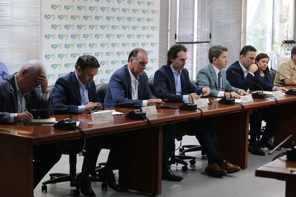 Reunión gobernantes alcaldes contingencia hidroituango
Reunión gobernantes alcaldes contingencia hidroituango
Fecha: 6 Junio 2018.
Para descargar esta fotografía en alta resolución, haga clic sobre la imagen hasta que la misma se despliegue en la pantalla completa; luego dé clic derecho y elija la opción "guardar imagen como". 
En caso de publicación por cualquier medio, solicitamos acompañarla del crédito: "Foto EPM"
Palabras clave: Reunión gobernantes alcaldes contingencia hidroituango
