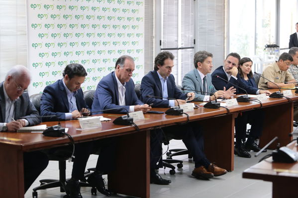 Reunión gobernantes alcaldes contingencia hidroituango
Reunión gobernantes alcaldes contingencia hidroituango
Fecha: 6 Junio 2018.
Para descargar esta fotografía en alta resolución, haga clic sobre la imagen hasta que la misma se despliegue en la pantalla completa; luego dé clic derecho y elija la opción "guardar imagen como". 
En caso de publicación por cualquier medio, solicitamos acompañarla del crédito: "Foto EPM"
Palabras clave: Reunión gobernantes alcaldes contingencia hidroituango