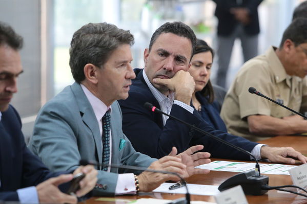 Reunión gobernantes alcaldes contingencia hidroituango
Reunión gobernantes alcaldes contingencia hidroituango
Fecha: 6 Junio 2018.
Para descargar esta fotografía en alta resolución, haga clic sobre la imagen hasta que la misma se despliegue en la pantalla completa; luego dé clic derecho y elija la opción "guardar imagen como". 
En caso de publicación por cualquier medio, solicitamos acompañarla del crédito: "Foto EPM"
Palabras clave: Reunión gobernantes alcaldes contingencia hidroituango