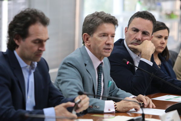 Reunión gobernantes alcaldes contingencia hidroituango
Reunión gobernantes alcaldes contingencia hidroituango
Fecha: 6 Junio 2018.
Para descargar esta fotografía en alta resolución, haga clic sobre la imagen hasta que la misma se despliegue en la pantalla completa; luego dé clic derecho y elija la opción "guardar imagen como". 
En caso de publicación por cualquier medio, solicitamos acompañarla del crédito: "Foto EPM"
Palabras clave: Reunión gobernantes alcaldes contingencia hidroituango