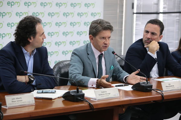 Reunión gobernantes alcaldes contingencia hidroituango
Reunión gobernantes alcaldes contingencia hidroituango
Fecha: 6 Junio 2018.
Para descargar esta fotografía en alta resolución, haga clic sobre la imagen hasta que la misma se despliegue en la pantalla completa; luego dé clic derecho y elija la opción "guardar imagen como". 
En caso de publicación por cualquier medio, solicitamos acompañarla del crédito: "Foto EPM"
Palabras clave: Reunión gobernantes alcaldes contingencia hidroituango