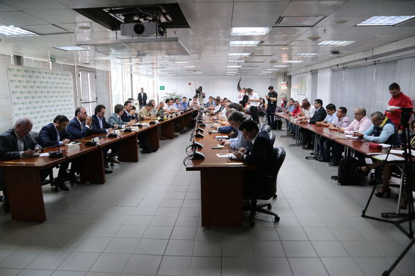 Reunión gobernantes alcaldes contingencia hidroituango
Reunión gobernantes alcaldes contingencia hidroituango
Fecha: 6 Junio 2018.
Para descargar esta fotografía en alta resolución, haga clic sobre la imagen hasta que la misma se despliegue en la pantalla completa; luego dé clic derecho y elija la opción "guardar imagen como". 
En caso de publicación por cualquier medio, solicitamos acompañarla del crédito: "Foto EPM"
Palabras clave: Reunión gobernantes alcaldes contingencia hidroituango
