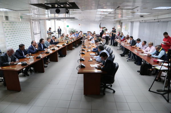 Reunión gobernantes alcaldes contingencia hidroituango
Reunión gobernantes alcaldes contingencia hidroituango
Fecha: 6 Junio 2018.
Para descargar esta fotografía en alta resolución, haga clic sobre la imagen hasta que la misma se despliegue en la pantalla completa; luego dé clic derecho y elija la opción "guardar imagen como". 
En caso de publicación por cualquier medio, solicitamos acompañarla del crédito: "Foto EPM"
Palabras clave: Reunión gobernantes alcaldes contingencia hidroituango