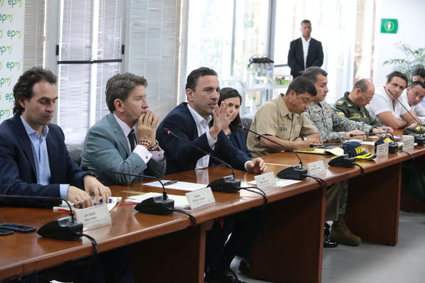 Reunión gobernantes alcaldes contingencia hidroituango
Reunión gobernantes alcaldes contingencia hidroituango
Fecha: 6 Junio 2018.
Para descargar esta fotografía en alta resolución, haga clic sobre la imagen hasta que la misma se despliegue en la pantalla completa; luego dé clic derecho y elija la opción "guardar imagen como". 
En caso de publicación por cualquier medio, solicitamos acompañarla del crédito: "Foto EPM"
Palabras clave: Reunión gobernantes alcaldes contingencia hidroituango