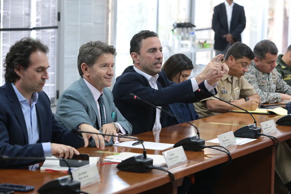 Reunión gobernantes alcaldes contingencia hidroituango
Reunión gobernantes alcaldes contingencia hidroituango
Fecha: 6 Junio 2018.
Para descargar esta fotografía en alta resolución, haga clic sobre la imagen hasta que la misma se despliegue en la pantalla completa; luego dé clic derecho y elija la opción "guardar imagen como". 
En caso de publicación por cualquier medio, solicitamos acompañarla del crédito: "Foto EPM"
Palabras clave: Reunión gobernantes alcaldes contingencia hidroituango
