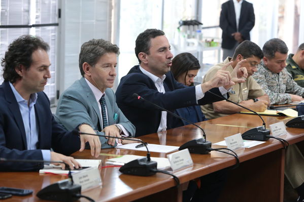 Reunión gobernantes alcaldes contingencia hidroituango
Reunión gobernantes alcaldes contingencia hidroituango
Fecha: 6 Junio 2018.
Para descargar esta fotografía en alta resolución, haga clic sobre la imagen hasta que la misma se despliegue en la pantalla completa; luego dé clic derecho y elija la opción "guardar imagen como". 
En caso de publicación por cualquier medio, solicitamos acompañarla del crédito: "Foto EPM"
Palabras clave: Reunión gobernantes alcaldes contingencia hidroituango