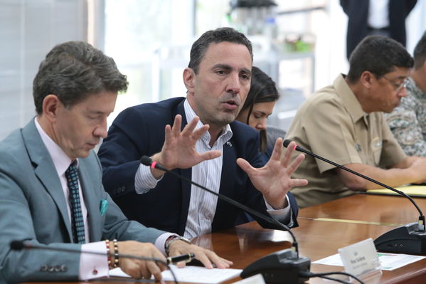 Reunión gobernantes alcaldes contingencia hidroituango
Reunión gobernantes alcaldes contingencia hidroituango
Fecha: 6 Junio 2018.
Para descargar esta fotografía en alta resolución, haga clic sobre la imagen hasta que la misma se despliegue en la pantalla completa; luego dé clic derecho y elija la opción "guardar imagen como". 
En caso de publicación por cualquier medio, solicitamos acompañarla del crédito: "Foto EPM"
Palabras clave: Reunión gobernantes alcaldes contingencia hidroituango