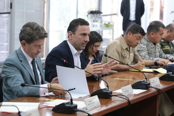 Reunión gobernantes alcaldes contingencia hidroituango
Reunión gobernantes alcaldes contingencia hidroituango
Fecha: 6 Junio 2018.
Para descargar esta fotografía en alta resolución, haga clic sobre la imagen hasta que la misma se despliegue en la pantalla completa; luego dé clic derecho y elija la opción "guardar imagen como". 
En caso de publicación por cualquier medio, solicitamos acompañarla del crédito: "Foto EPM"
Palabras clave: Reunión gobernantes alcaldes contingencia hidroituango