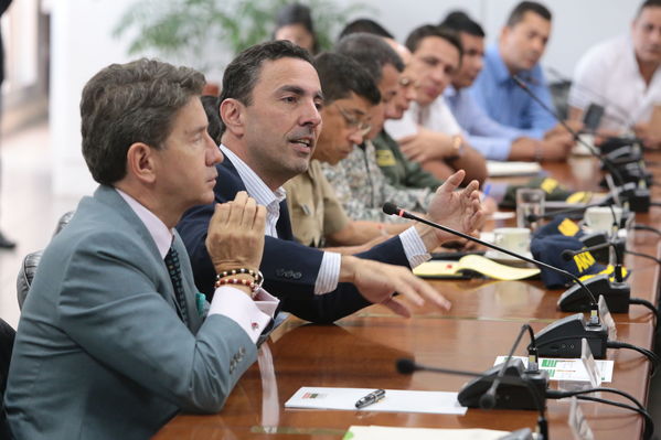 Reunión gobernantes alcaldes contingencia hidroituango
Reunión gobernantes alcaldes contingencia hidroituango
Fecha: 6 Junio 2018.
Para descargar esta fotografía en alta resolución, haga clic sobre la imagen hasta que la misma se despliegue en la pantalla completa; luego dé clic derecho y elija la opción "guardar imagen como". 
En caso de publicación por cualquier medio, solicitamos acompañarla del crédito: "Foto EPM"
Palabras clave: Reunión gobernantes alcaldes contingencia hidroituango
