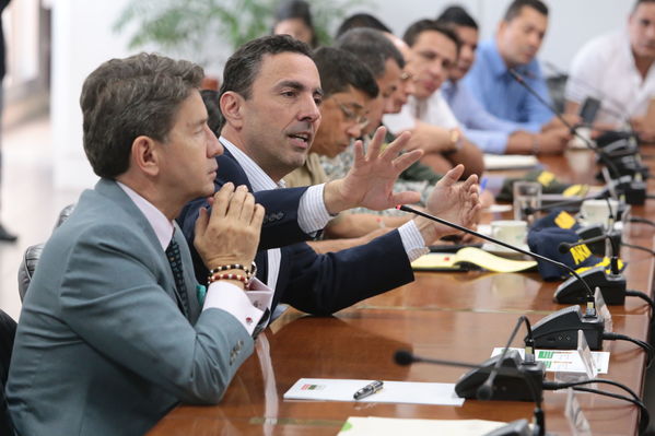 Reunión gobernantes alcaldes contingencia hidroituango
Fecha: 6 Junio 2018.
Para descargar esta fotografía en alta resolución, haga clic sobre la imagen hasta que la misma se despliegue en la pantalla completa; luego dé clic derecho y elija la opción "guardar imagen como". 
En caso de publicación por cualquier medio, solicitamos acompañarla del crédito: "Foto EPM"
Palabras clave: Reunión gobernantes alcaldes contingencia hidroituango
