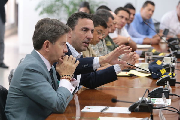 Reunión gobernantes alcaldes contingencia hidroituango
Reunión gobernantes alcaldes contingencia hidroituango
Fecha: 6 Junio 2018.
Para descargar esta fotografía en alta resolución, haga clic sobre la imagen hasta que la misma se despliegue en la pantalla completa; luego dé clic derecho y elija la opción "guardar imagen como". 
En caso de publicación por cualquier medio, solicitamos acompañarla del crédito: "Foto EPM"
Palabras clave: Reunión gobernantes alcaldes contingencia hidroituango