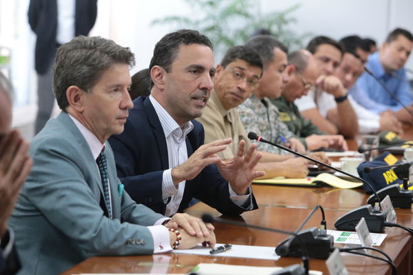 Reunión gobernantes alcaldes contingencia hidroituango
Reunión gobernantes alcaldes contingencia hidroituango
Fecha: 6 Junio 2018.
Para descargar esta fotografía en alta resolución, haga clic sobre la imagen hasta que la misma se despliegue en la pantalla completa; luego dé clic derecho y elija la opción "guardar imagen como". 
En caso de publicación por cualquier medio, solicitamos acompañarla del crédito: "Foto EPM"
Palabras clave: Reunión gobernantes alcaldes contingencia hidroituango