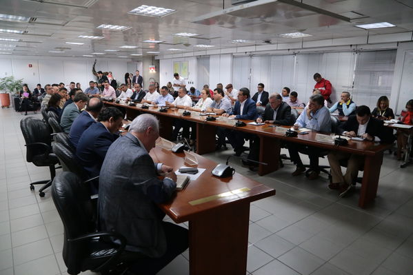 Reunión gobernantes alcaldes contingencia hidroituango
Reunión gobernantes alcaldes contingencia hidroituango
Fecha: 6 Junio 2018.
Para descargar esta fotografía en alta resolución, haga clic sobre la imagen hasta que la misma se despliegue en la pantalla completa; luego dé clic derecho y elija la opción "guardar imagen como". 
En caso de publicación por cualquier medio, solicitamos acompañarla del crédito: "Foto EPM"
Palabras clave: Reunión gobernantes alcaldes contingencia hidroituango