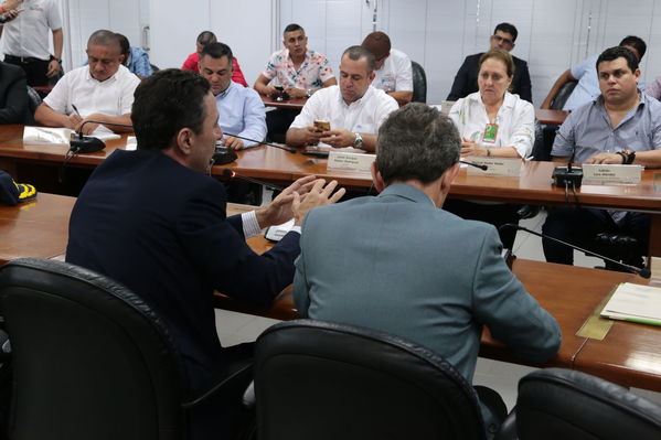 Reunión gobernantes alcaldes contingencia hidroituango
Reunión gobernantes alcaldes contingencia hidroituango
Fecha: 6 Junio 2018.
Para descargar esta fotografía en alta resolución, haga clic sobre la imagen hasta que la misma se despliegue en la pantalla completa; luego dé clic derecho y elija la opción "guardar imagen como". 
En caso de publicación por cualquier medio, solicitamos acompañarla del crédito: "Foto EPM"
Palabras clave: Reunión gobernantes alcaldes contingencia hidroituango