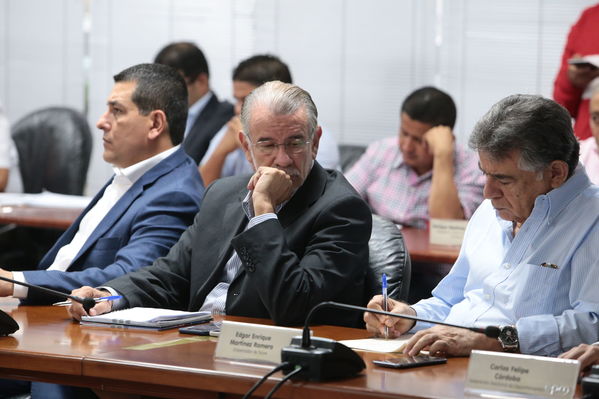 Reunión gobernantes alcaldes contingencia hidroituango
Reunión gobernantes alcaldes contingencia hidroituango
Fecha: 6 Junio 2018.
Para descargar esta fotografía en alta resolución, haga clic sobre la imagen hasta que la misma se despliegue en la pantalla completa; luego dé clic derecho y elija la opción "guardar imagen como". 
En caso de publicación por cualquier medio, solicitamos acompañarla del crédito: "Foto EPM"
Palabras clave: Reunión gobernantes alcaldes contingencia hidroituango