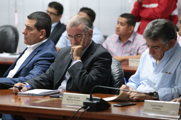 Reunión gobernantes alcaldes contingencia hidroituango
Reunión gobernantes alcaldes contingencia hidroituango
Fecha: 6 Junio 2018.
Para descargar esta fotografía en alta resolución, haga clic sobre la imagen hasta que la misma se despliegue en la pantalla completa; luego dé clic derecho y elija la opción "guardar imagen como". 
En caso de publicación por cualquier medio, solicitamos acompañarla del crédito: "Foto EPM"
Palabras clave: Reunión gobernantes alcaldes contingencia hidroituango