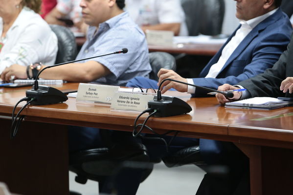 Reunión gobernantes alcaldes contingencia hidroituango
Reunión gobernantes alcaldes contingencia hidroituango
Fecha: 6 Junio 2018.
Para descargar esta fotografía en alta resolución, haga clic sobre la imagen hasta que la misma se despliegue en la pantalla completa; luego dé clic derecho y elija la opción "guardar imagen como". 
En caso de publicación por cualquier medio, solicitamos acompañarla del crédito: "Foto EPM"
Palabras clave: Reunión gobernantes alcaldes contingencia hidroituango