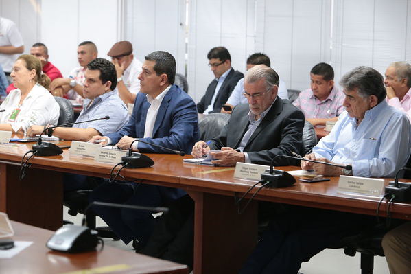 Reunión gobernantes alcaldes contingencia hidroituango
Reunión gobernantes alcaldes contingencia hidroituango
Fecha: 6 Junio 2018.
Para descargar esta fotografía en alta resolución, haga clic sobre la imagen hasta que la misma se despliegue en la pantalla completa; luego dé clic derecho y elija la opción "guardar imagen como". 
En caso de publicación por cualquier medio, solicitamos acompañarla del crédito: "Foto EPM"
Palabras clave: Reunión gobernantes alcaldes contingencia hidroituango