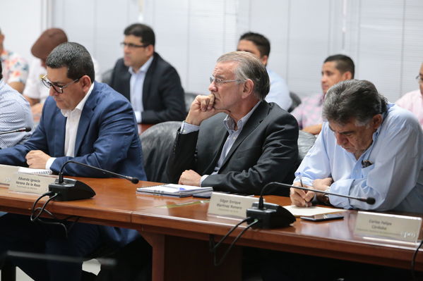 Reunión gobernantes alcaldes contingencia hidroituango
Reunión gobernantes alcaldes contingencia hidroituango
Fecha: 6 Junio 2018.
Para descargar esta fotografía en alta resolución, haga clic sobre la imagen hasta que la misma se despliegue en la pantalla completa; luego dé clic derecho y elija la opción "guardar imagen como". 
En caso de publicación por cualquier medio, solicitamos acompañarla del crédito: "Foto EPM"
Palabras clave: Reunión gobernantes alcaldes contingencia hidroituango