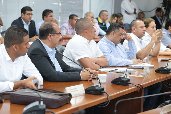 Reunión gobernantes alcaldes contingencia hidroituango
Reunión gobernantes alcaldes contingencia hidroituango
Fecha: 6 Junio 2018.
Para descargar esta fotografía en alta resolución, haga clic sobre la imagen hasta que la misma se despliegue en la pantalla completa; luego dé clic derecho y elija la opción "guardar imagen como". 
En caso de publicación por cualquier medio, solicitamos acompañarla del crédito: "Foto EPM"
Palabras clave: Reunión gobernantes alcaldes contingencia hidroituango