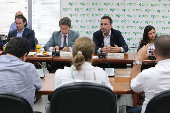 Reunión gobernantes alcaldes contingencia hidroituango
Reunión gobernantes alcaldes contingencia hidroituango
Fecha: 6 Junio 2018.
Para descargar esta fotografía en alta resolución, haga clic sobre la imagen hasta que la misma se despliegue en la pantalla completa; luego dé clic derecho y elija la opción "guardar imagen como". 
En caso de publicación por cualquier medio, solicitamos acompañarla del crédito: "Foto EPM"
Palabras clave: Reunión gobernantes alcaldes contingencia hidroituango