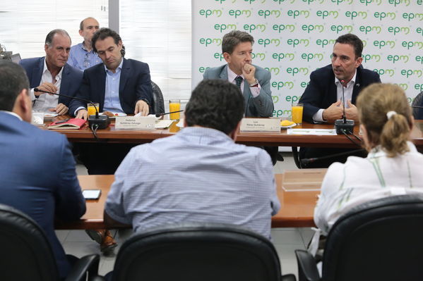 Reunión gobernantes alcaldes contingencia hidroituango
Reunión gobernantes alcaldes contingencia hidroituango
Fecha: 6 Junio 2018.
Para descargar esta fotografía en alta resolución, haga clic sobre la imagen hasta que la misma se despliegue en la pantalla completa; luego dé clic derecho y elija la opción "guardar imagen como". 
En caso de publicación por cualquier medio, solicitamos acompañarla del crédito: "Foto EPM"
Palabras clave: Reunión gobernantes alcaldes contingencia hidroituango