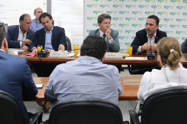 Reunión gobernantes alcaldes contingencia hidroituango
Reunión gobernantes alcaldes contingencia hidroituango
Fecha: 6 Junio 2018.
Para descargar esta fotografía en alta resolución, haga clic sobre la imagen hasta que la misma se despliegue en la pantalla completa; luego dé clic derecho y elija la opción "guardar imagen como". 
En caso de publicación por cualquier medio, solicitamos acompañarla del crédito: "Foto EPM"
Palabras clave: Reunión gobernantes alcaldes contingencia hidroituango