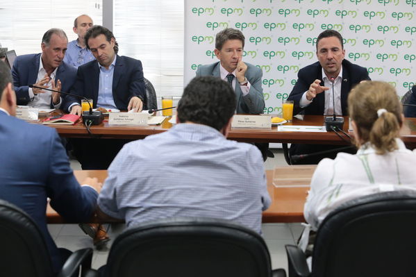 Reunión gobernantes alcaldes contingencia hidroituango
Reunión gobernantes alcaldes contingencia hidroituango
Fecha: 6 Junio 2018.
Para descargar esta fotografía en alta resolución, haga clic sobre la imagen hasta que la misma se despliegue en la pantalla completa; luego dé clic derecho y elija la opción "guardar imagen como". 
En caso de publicación por cualquier medio, solicitamos acompañarla del crédito: "Foto EPM"
Palabras clave: Reunión gobernantes alcaldes contingencia hidroituango