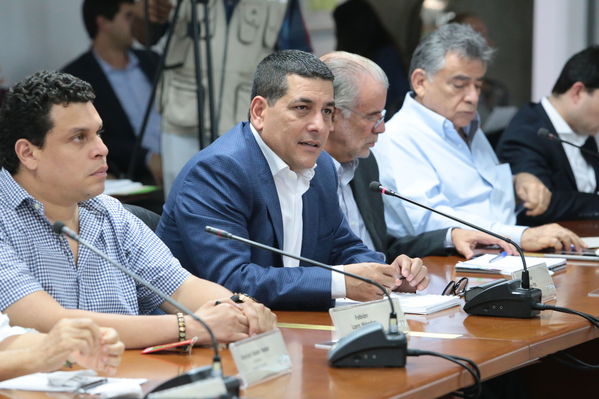 Reunión gobernantes alcaldes contingencia hidroituango
Reunión gobernantes alcaldes contingencia hidroituango
Fecha: 6 Junio 2018.
Para descargar esta fotografía en alta resolución, haga clic sobre la imagen hasta que la misma se despliegue en la pantalla completa; luego dé clic derecho y elija la opción "guardar imagen como". 
En caso de publicación por cualquier medio, solicitamos acompañarla del crédito: "Foto EPM"
Palabras clave: Reunión gobernantes alcaldes contingencia hidroituango