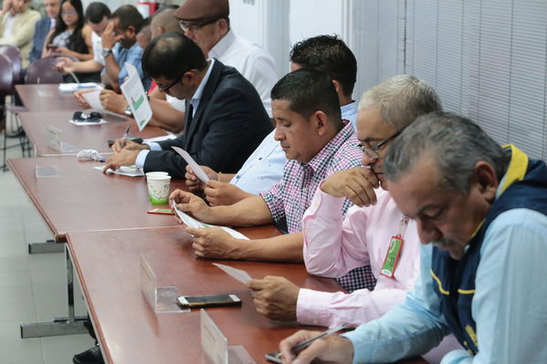 Reunión gobernantes alcaldes contingencia hidroituango
Reunión gobernantes alcaldes contingencia hidroituango
Fecha: 6 Junio 2018.
Para descargar esta fotografía en alta resolución, haga clic sobre la imagen hasta que la misma se despliegue en la pantalla completa; luego dé clic derecho y elija la opción "guardar imagen como". 
En caso de publicación por cualquier medio, solicitamos acompañarla del crédito: "Foto EPM"
Palabras clave: Reunión gobernantes alcaldes contingencia hidroituango