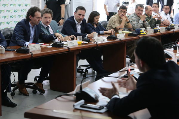 Reunión gobernantes alcaldes contingencia hidroituango
Reunión gobernantes alcaldes contingencia hidroituango
Fecha: 6 Junio 2018.
Para descargar esta fotografía en alta resolución, haga clic sobre la imagen hasta que la misma se despliegue en la pantalla completa; luego dé clic derecho y elija la opción "guardar imagen como". 
En caso de publicación por cualquier medio, solicitamos acompañarla del crédito: "Foto EPM"
Palabras clave: Reunión gobernantes alcaldes contingencia hidroituango