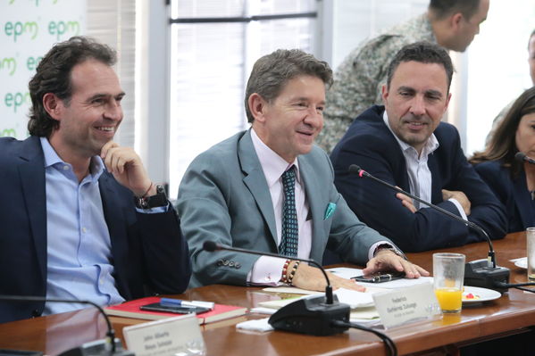 Reunión gobernantes alcaldes contingencia hidroituango
Reunión gobernantes alcaldes contingencia hidroituango
Fecha: 6 Junio 2018.
Para descargar esta fotografía en alta resolución, haga clic sobre la imagen hasta que la misma se despliegue en la pantalla completa; luego dé clic derecho y elija la opción "guardar imagen como". 
En caso de publicación por cualquier medio, solicitamos acompañarla del crédito: "Foto EPM"
Palabras clave: Reunión gobernantes alcaldes contingencia hidroituango