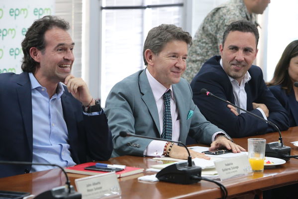 Reunión gobernantes alcaldes contingencia hidroituango
Reunión gobernantes alcaldes contingencia hidroituango
Fecha: 6 Junio 2018.
Para descargar esta fotografía en alta resolución, haga clic sobre la imagen hasta que la misma se despliegue en la pantalla completa; luego dé clic derecho y elija la opción "guardar imagen como". 
En caso de publicación por cualquier medio, solicitamos acompañarla del crédito: "Foto EPM"
Palabras clave: Reunión gobernantes alcaldes contingencia hidroituango